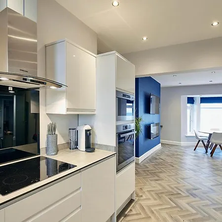 Host & - Bellevue Redcar