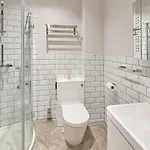 Host & - Bellevue רדקאר
