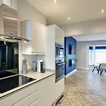 Host & - Bellevue רדקאר
